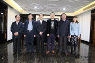 信阳市统战部部长方波、副市长张明春、招商局局长王亚玲一行来我司参观指导